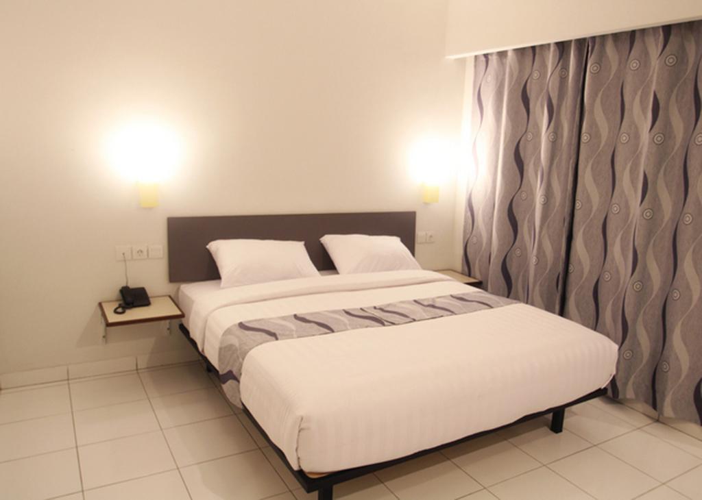 Hotel Koening Cirebon Phòng bức ảnh